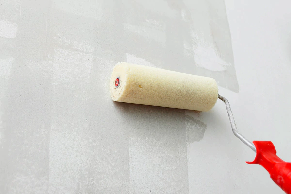 33.Грунтование стен, наклеивание обоев, окрашивание